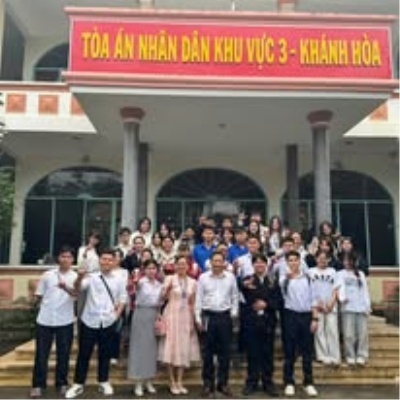 Tổ chức tân sinh viên tham quan thực tế tại Tòa án nhân dân tỉnh Khánh Hòa