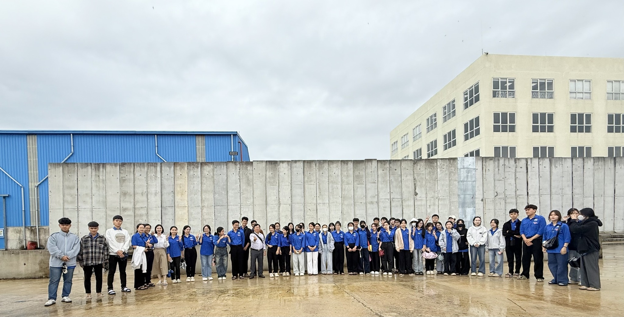 Tân sinh viên ngành Khoa học Hàng hải tham quan thực tế tại Cảng Quốc tế Nam Vân Phong