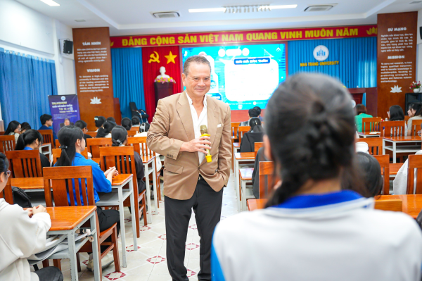 Talkshow “Giải mã bản thân – Tôi là ai trong thời đại AI” dành cho sinh viên