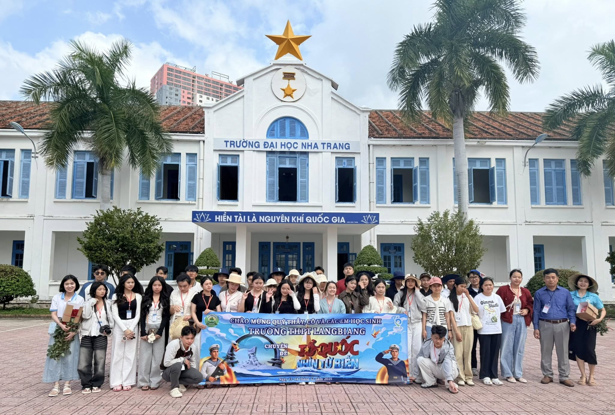 Tổ chức 150 học sinh và giáo viên Trường THPT Lang Biang (Lâm Đồng) tham quan Trường Đại học Nha Trang