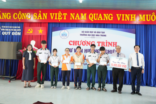 Trường Đại học Nha Trang tư vấn hướng nghiệp cho học sinh Trường THPT Chuyên Lê Quý Đôn (Ninh Thuận cũ)