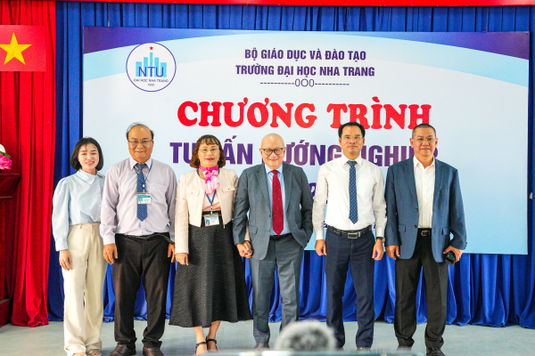 Trường Đại học Nha Trang tư vấn hướng nghiệp cho học sinh Trường THPT Chuyên Lê Quý Đôn (Ninh Thuận cũ)