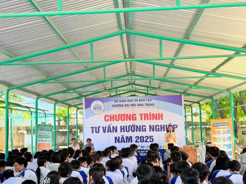 Trường Đại học Nha Trang tư vấn hướng nghiệp cho học sinh Trường THPT Ninh Hải (Ninh Thuận cũ)