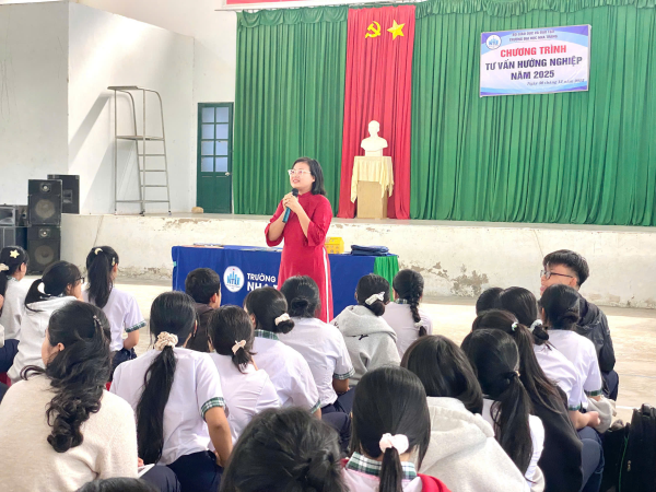 Trường Đại Học Nha Trang tổ chức tư vấn hướng nghiệp tại Trường THPT Phan Chu Trinh