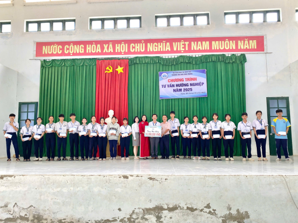 Trường Đại Học Nha Trang tổ chức tư vấn hướng nghiệp tại Trường THPT Phan Chu Trinh