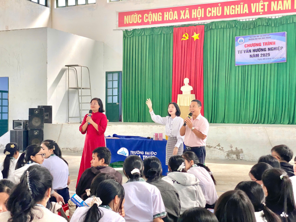 Trường Đại Học Nha Trang tổ chức tư vấn hướng nghiệp tại Trường THPT Phan Chu Trinh