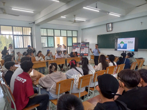 Đón tiếp gần 300 học sinh Trường THPT Lương Thế Vinh (Lâm Đồng) tham quan Trường