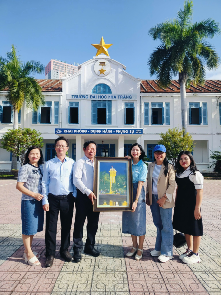 Đón tiếp gần 300 học sinh Trường THPT Lương Thế Vinh (Lâm Đồng) tham quan Trường