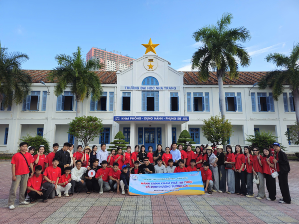 Đón tiếp gần 300 học sinh Trường THPT Lương Thế Vinh (Lâm Đồng) tham quan Trường