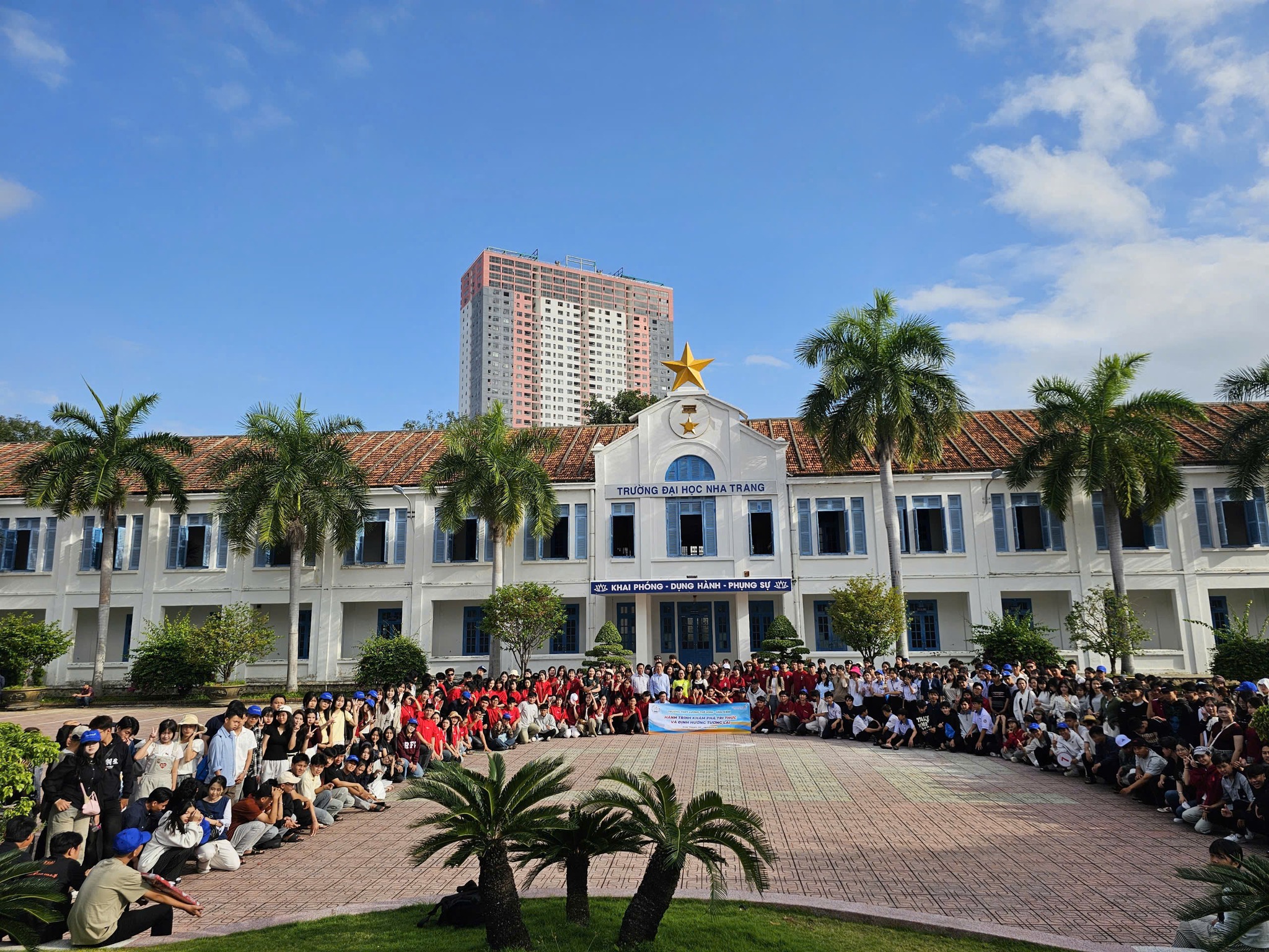 Đón tiếp gần 300 học sinh Trường THPT Lương Thế Vinh (Lâm Đồng) tham quan Trường