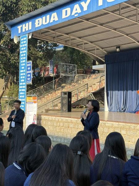 Trường Đại học Nha Trang tổ chức tư vấn hướng nghiệp tại Trường THCS & THPT Tây Sơn - Lâm Đồng