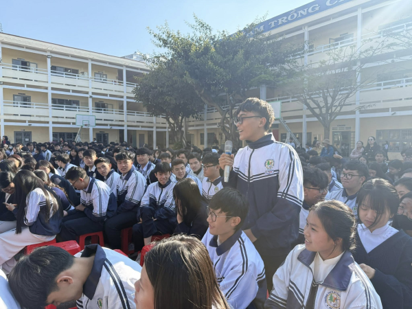 Trường Đại học Nha Trang tổ chức tư vấn hướng nghiệp tại Trường THCS & THPT Tây Sơn - Lâm Đồng