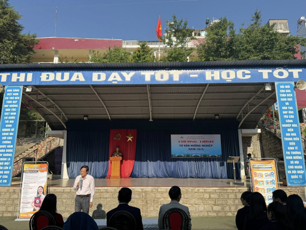 Trường Đại học Nha Trang tổ chức tư vấn hướng nghiệp tại Trường THCS & THPT Tây Sơn - Lâm Đồng