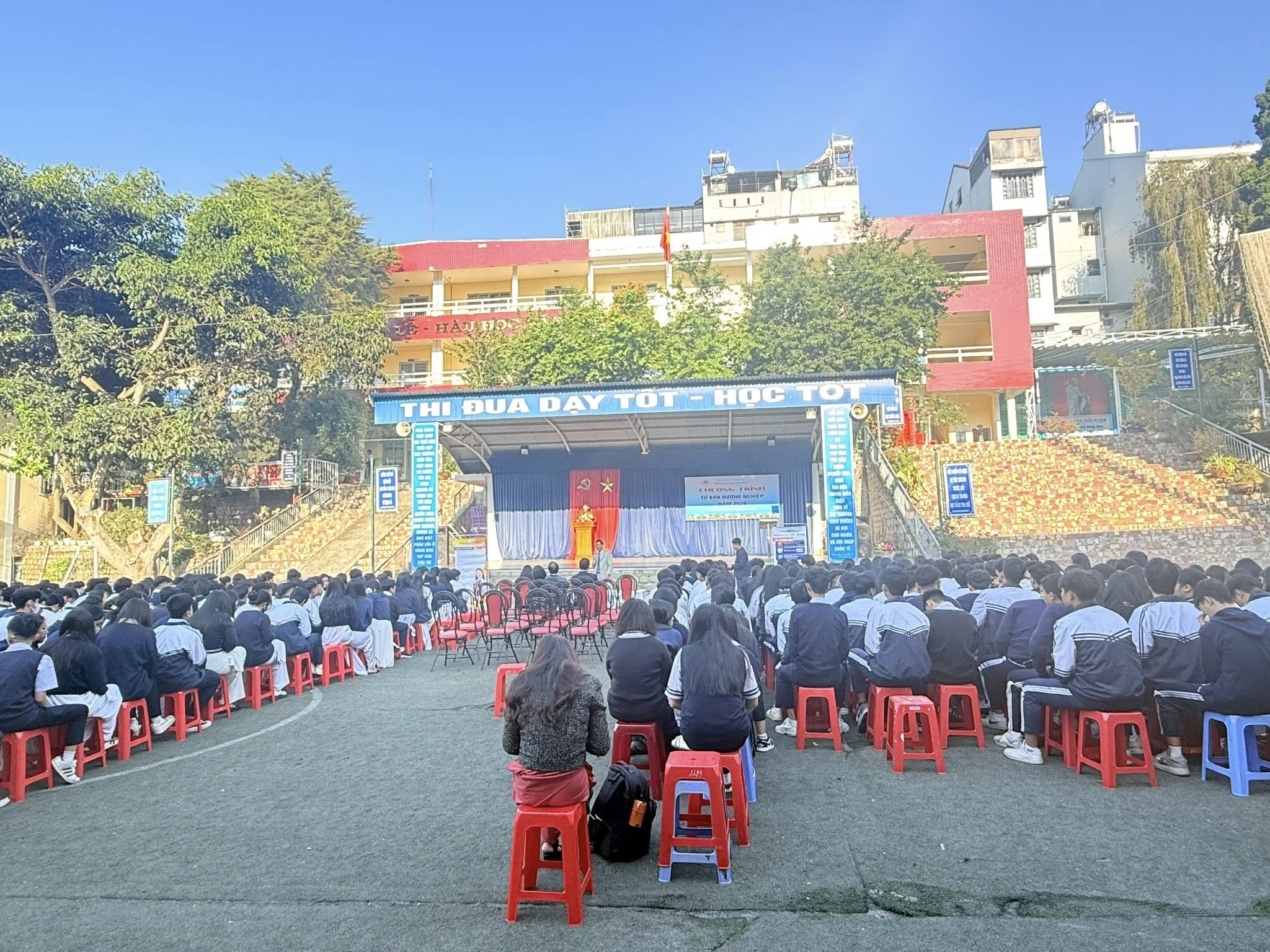 Trường Đại học Nha Trang tổ chức tư vấn hướng nghiệp tại Trường THCS & THPT Tây Sơn - Lâm Đồng