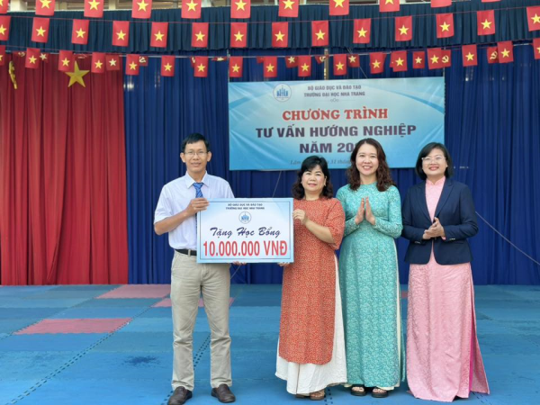 Đoàn công tác Trường Đại học Nha Trang tư vấn hướng nghiệp tại Trường THPT Bảo Lộc - Lâm Đồng