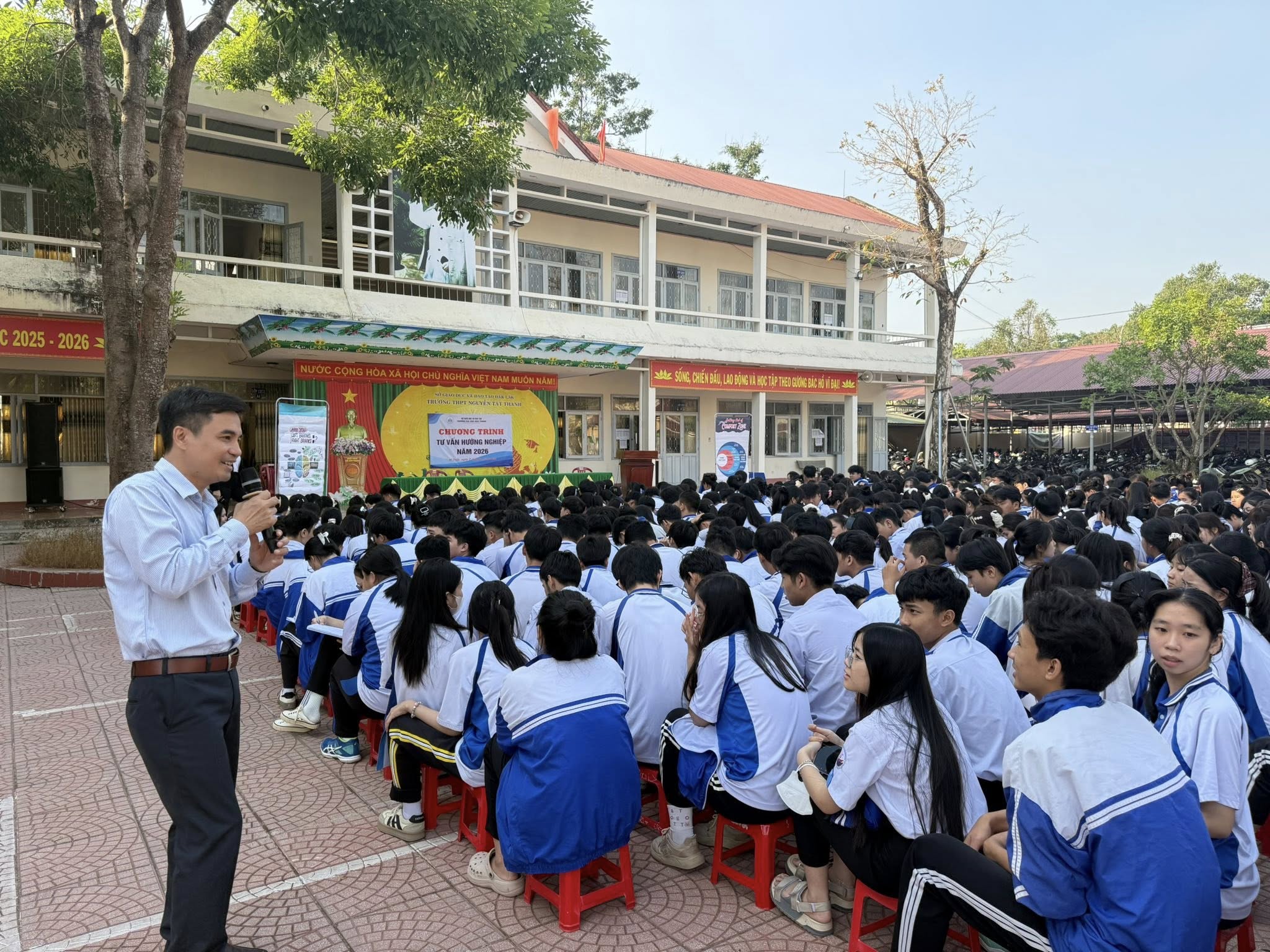Trường Đại học Nha Trang mang chương trình tư vấn hướng nghiệp đến Đắk Lắk: 2.150 học sinh được tiếp sức định hướng tương lai