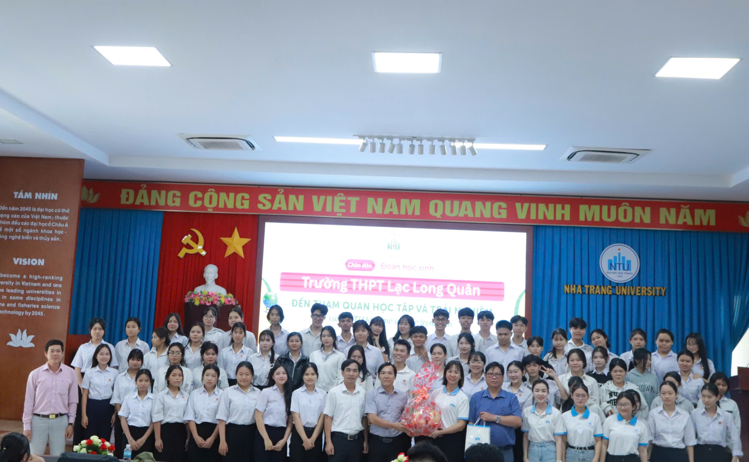 Học sinh THPT Lạc Long Quân - Khánh Vĩnh tham quan, trải nghiệm thực tế tại Trường Đại học Nha Trang