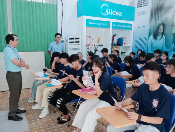 Học sinh THPT Trường Chinh - Hòa Ninh tham gia tư vấn hướng nghiệp và trải nghiệm tại Trường Đại học Nha Trang